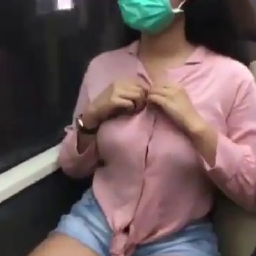 Cewek SBY Keluarkan TT Dalam Bis di Perjalanan