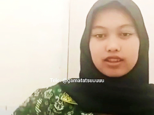 Cewek Berjilbab VCS Langsung Buka Baju Omek