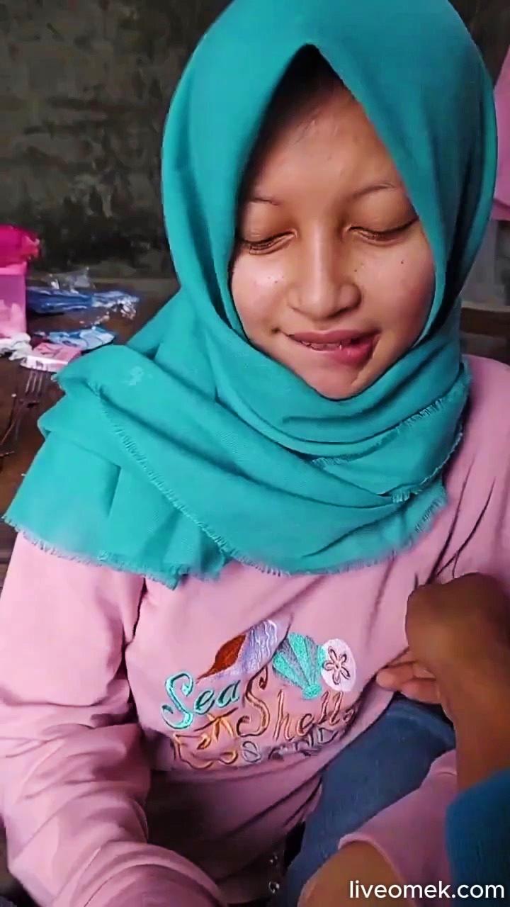 Dapet Yang Enak Diwarung Kopi Disepong Pelayan Hijab
