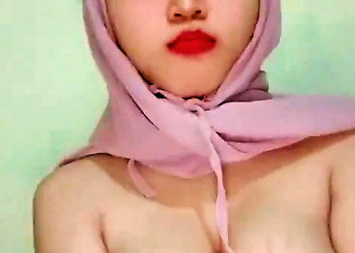 Gadis Berjilbab Puting Pink Suka Colmek