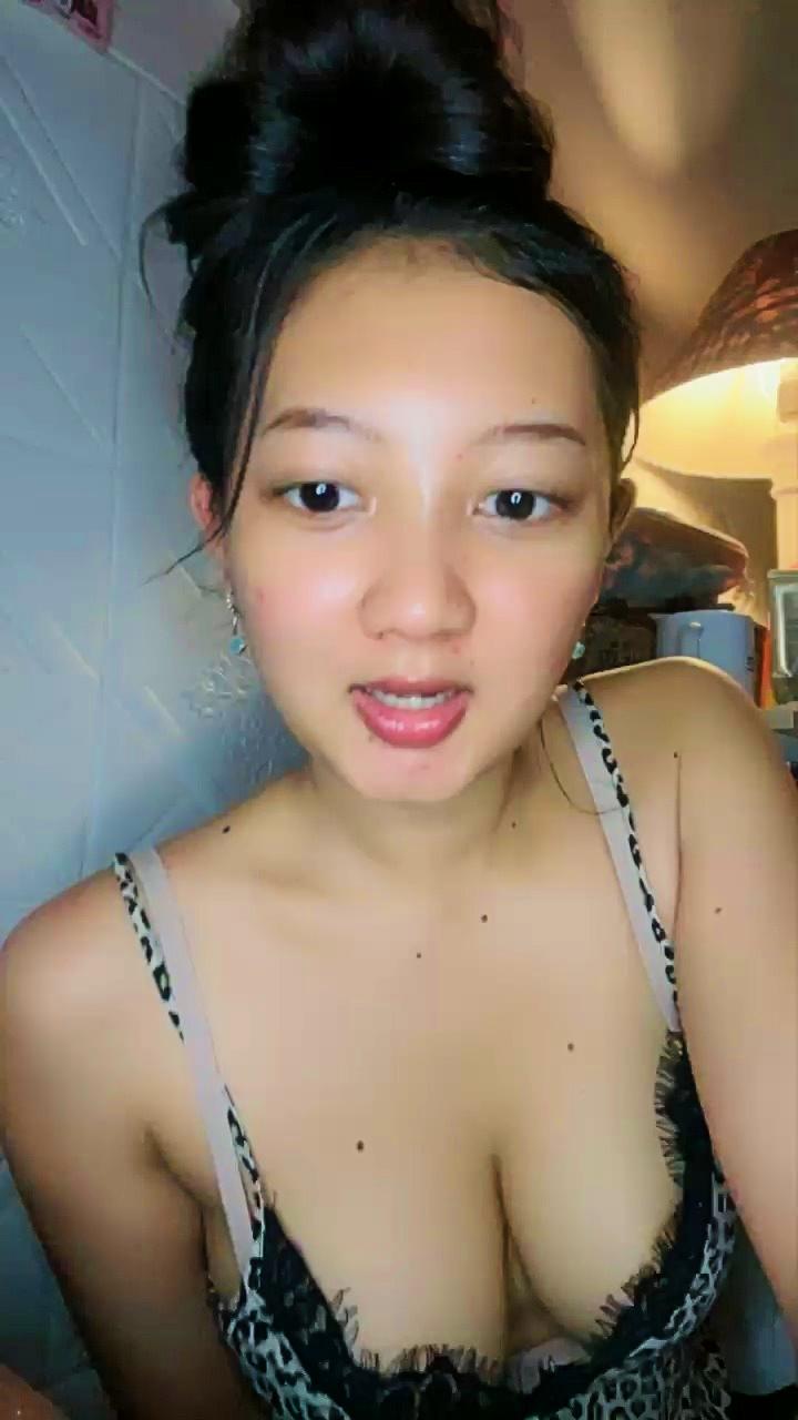 Icha Cantik Menawan Belahan Mulus Menggoda