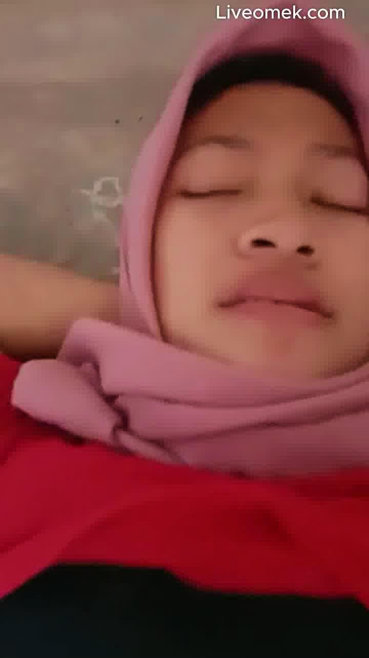Jilbab Pasrah Bersama Cowok Ganteng Dalam Mobil