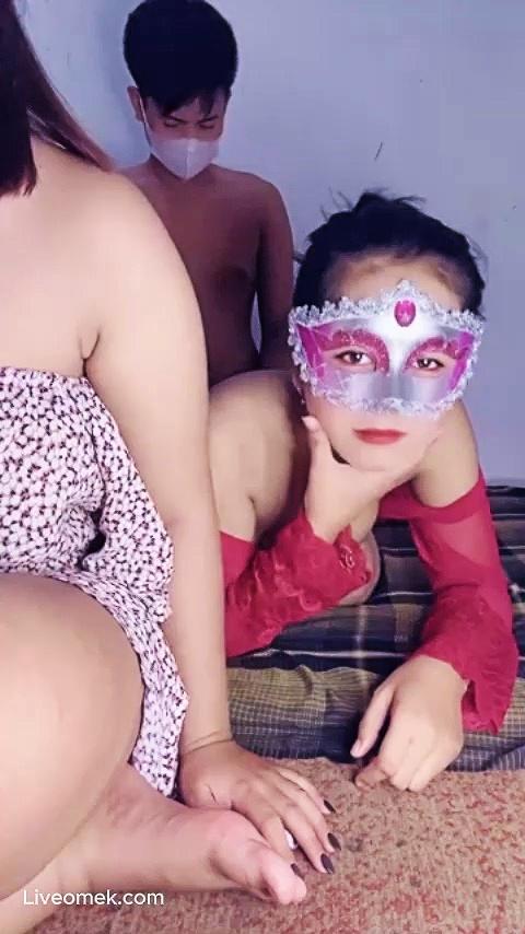 Laila Ajak Brondong Main Threesome Sodok Dari Belakang