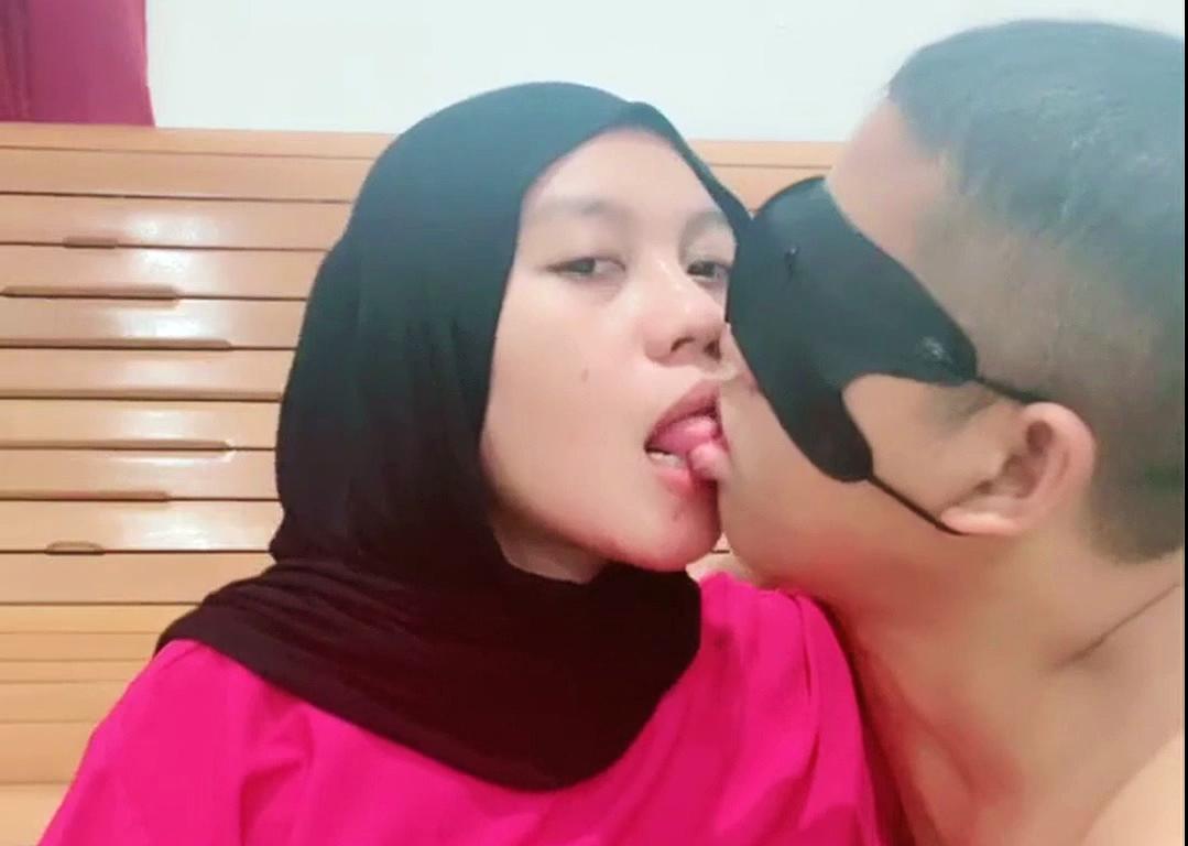 Mbak Hijab Cipokan Main Lidah