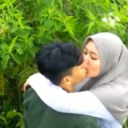 Cewek Hijab Nafsu Nyosor Banget Cium Pacarnya