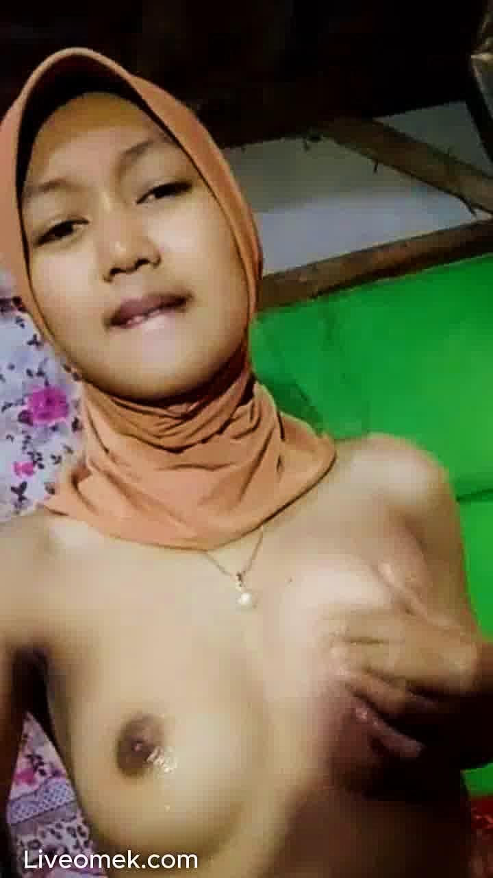 Ukhty Menikmati Banget Genjotan Otong Panjang