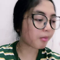 Yola Cantik Kacamata Mandi Pamer Memek