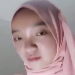 Izza Jilbab Ngangkang Lebar Pamer Meki Gundul